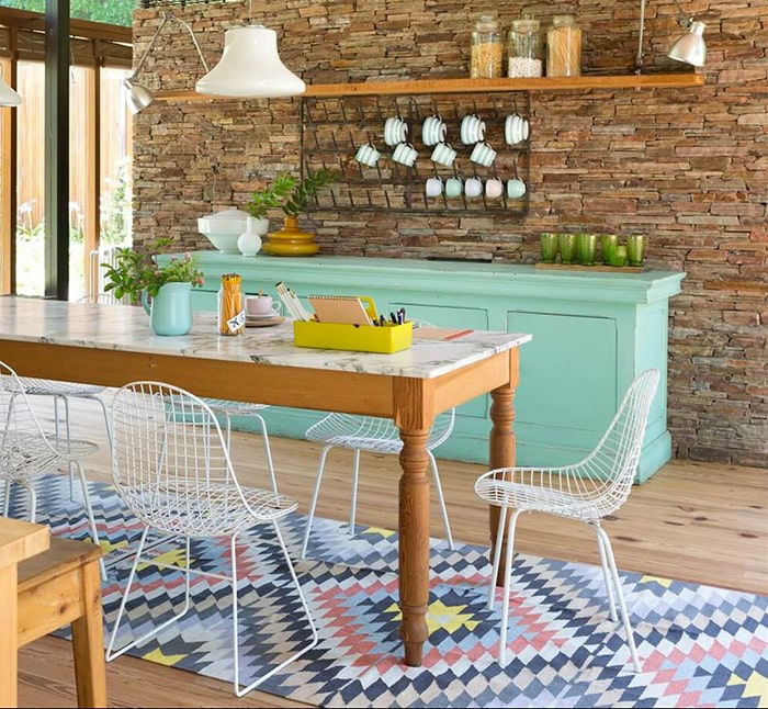 miaje comedor vintage con mesa de madera y mármol claro sillas de metal y mueble celeste