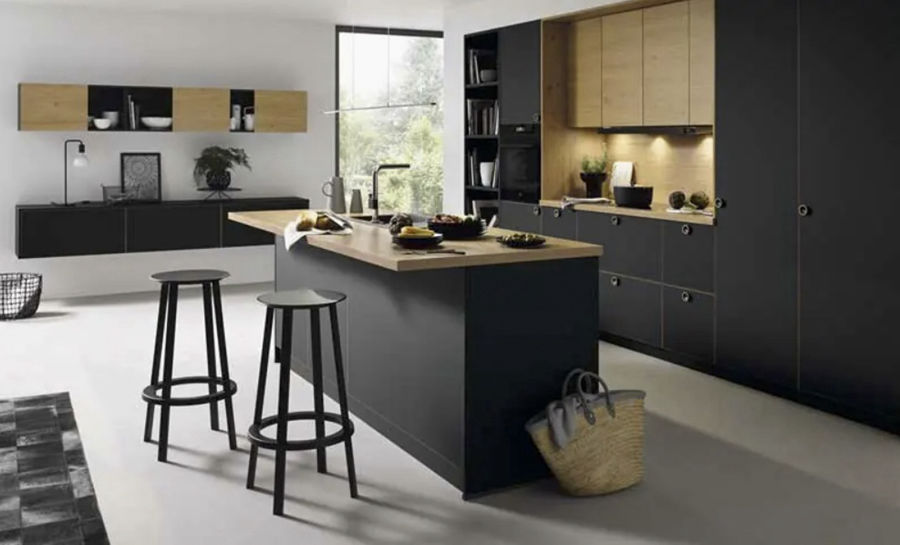 miaje cocina con isla negra encimera de madera clara