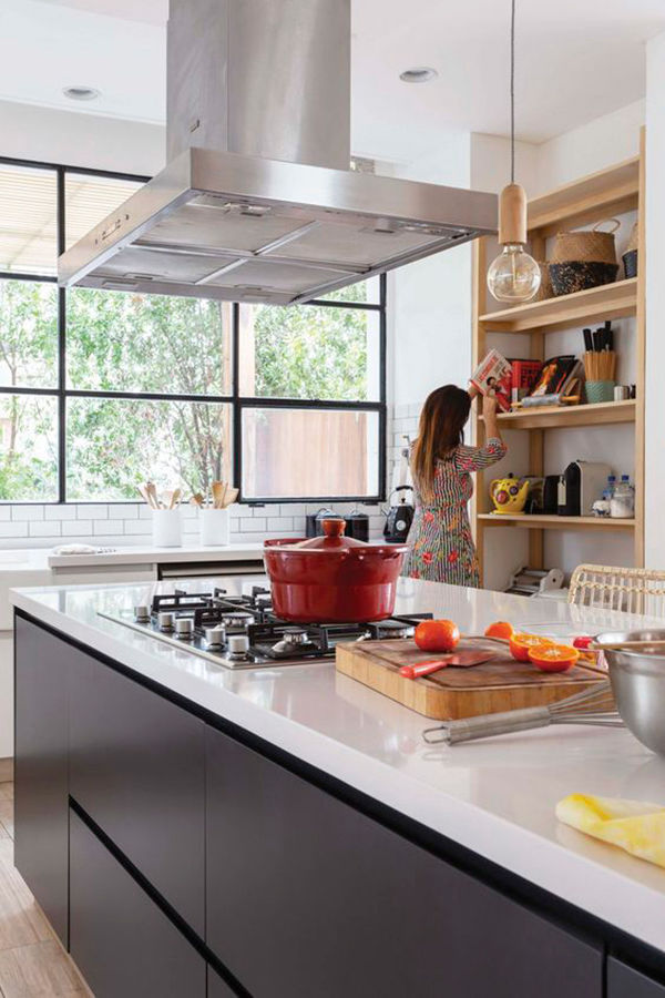 miaje cocina con isla negra con encimera blanca campana suspendida acero inoxidable