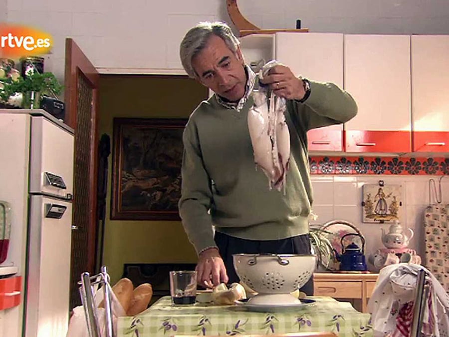 miaje serie cuéntame como pasó cocina con protagonista levantando un calamar