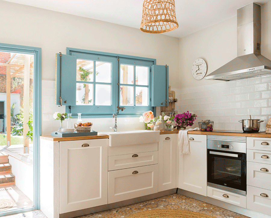 miaje cocina tradicional blanca con tirador concha encimera de madera maciza ventana celeste