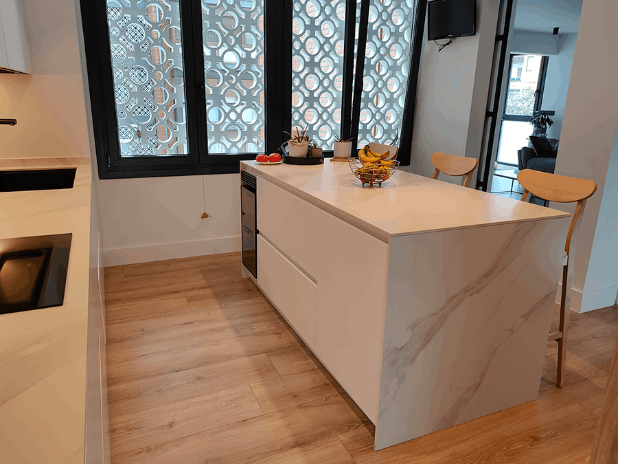 miaje cocina moderna con isla blanca y madera con encimera mármol claro con veta gris