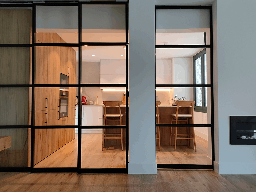 miaje cocina moderna puerta corredera estilo industrial con isla blanca y madera con encimera mármol claro con veta gris