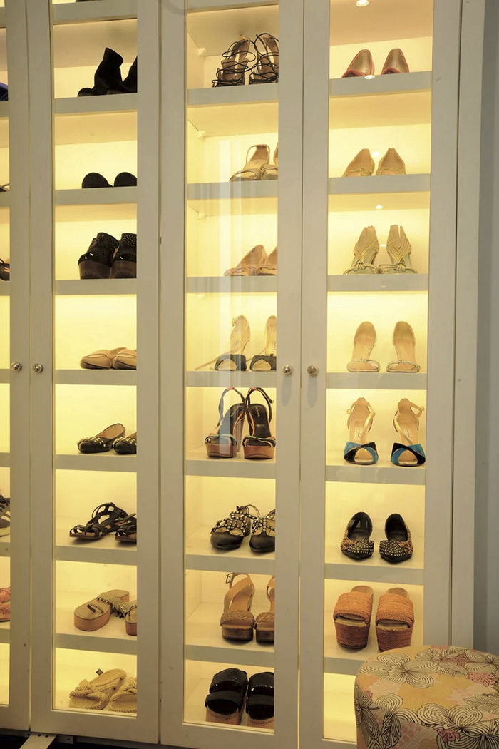 miaje armario zapatero con puertas acristaladas con iluminación interior integrada