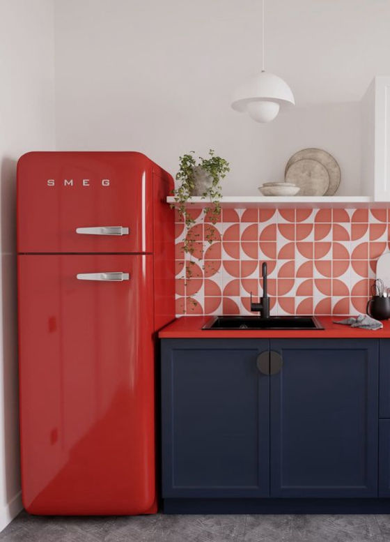 miaje cocina moderna roja y azul oscuro con nevera smeg roja y azulejos geométricos