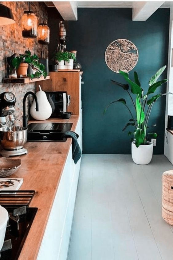 miaje cocina con encimera de madera pared azul petróleo