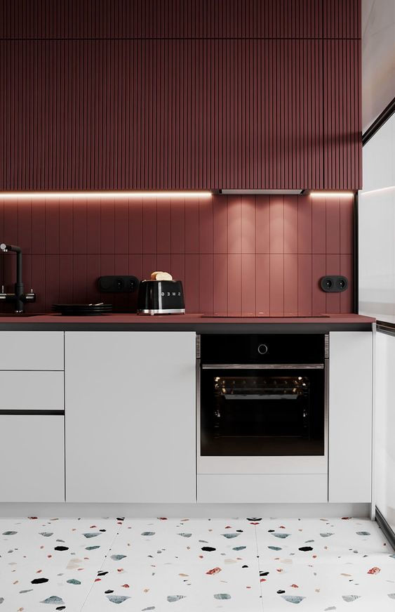 miaje cocina moderna con suelo de terrazo muebles bajos blancos sin tirador muebles altos granate