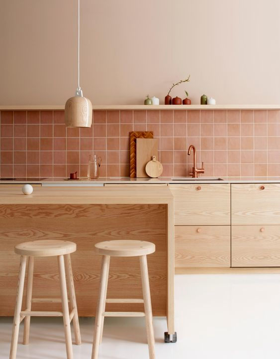miaje cocina nórdica con isla acabado madera clara con salpicadero azulejos rosa