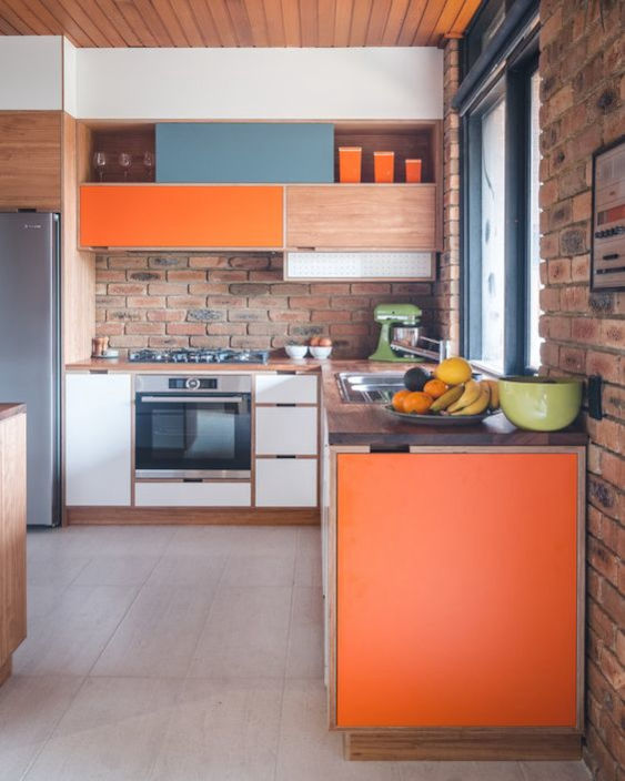 miaje cocina estilo mid century naranja celeste y madera clara