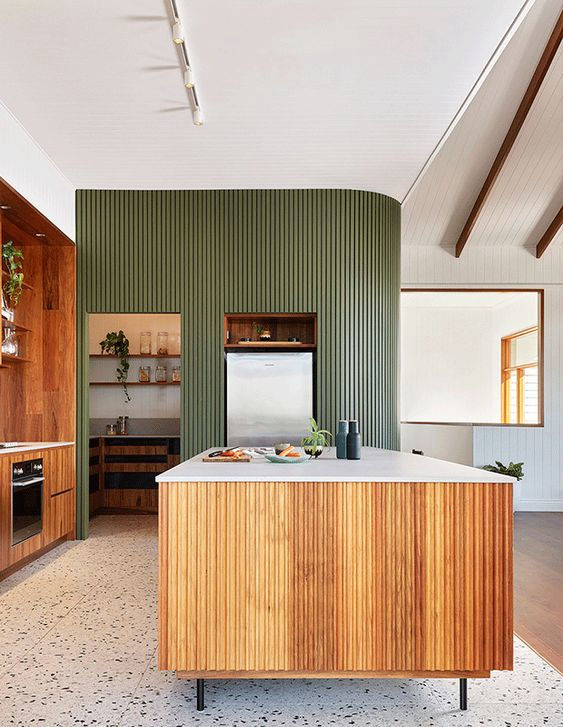 miaje cocina moderna mid century madera y revestimiento de pared alistonado verde