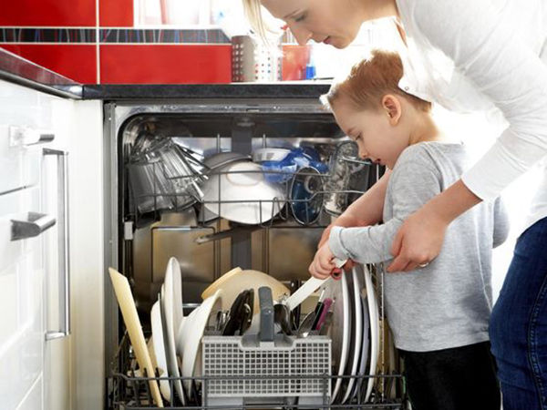 miaje mamá enseña a hijo a cargar lavavajillas