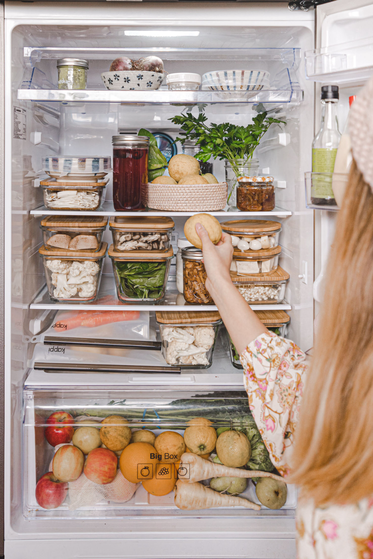 miaje nevera abierta bien organizada con contenedores tupper cristal transparente